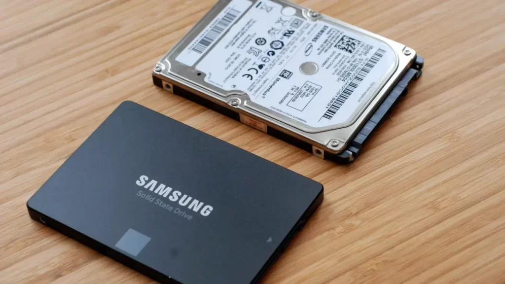 Ένας SSD δίπλα σε έναν μικρό μηχανικό σκληρό δίσκο