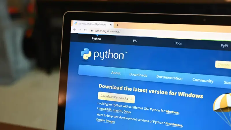 υπολογιστής με την ιστοσελίδα λήψης της Python