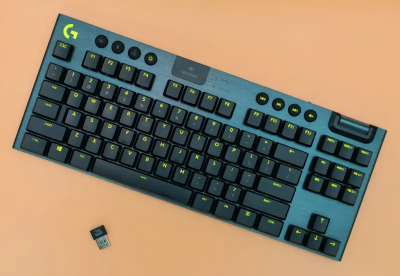 Πληκτρολόγιο Logitech G915 TKL σε πορτοκαλί φόντο (1)