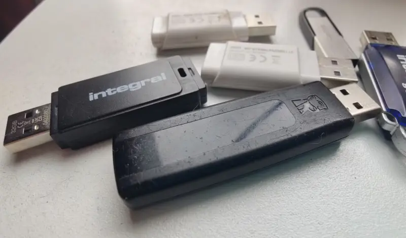 μια επιλογή από στικάκια USB-1