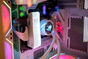 Η κατασκευή του δικού σας υπολογιστή είναι συναρπαστική. Μπορείτε να επιλέξετε κάθε εξάρτημα και στη συνέχεια να τα συναρμολογήσετε όλα μαζί. Ωστόσο, με τόσα πολλά εξαρτήματα και καλώδια, είναι εύκολο να νιώσετε συγκλονισμένοι. Ευτυχώς, μπορείτε να απλοποιήσετε τη διαδικασία ακολουθώντας αυτή τη σειρά κατασκευής. 1 Συναρμολογήστε πρώτα όλα τα εξαρτήματα εκτός του περιβλήματος Μία από τις καλύτερες συμβουλές που έχω μάθει όλα αυτά τα χρόνια είναι να συναρμολογώ όσο το δυνατόν περισσότερα εξαρτήματα του υπολογιστή πριν τοποθετήσω τη μητρική πλακέτα στο περίβλημα. Με αυτόν τον τρόπο, θα έχετε ευκολότερη πρόσβαση στην υποδοχή της CPU και σε διάφορες υποδοχές της μητρικής πλακέτας, ακόμα και αν δεν μπορείτε να συνδέσετε όλα τα εξαρτήματα ακόμα. Μόλις ξεκινήσετε, θα εκπλαγείτε από το πόσα πράγματα μπορείτε να κάνετε εκτός του περιβλήματος. Ξεκινήστε βγάζοντας τη μητρική πλακέτα από το κουτί και τοποθετώντας την σε μια επίπεδη, μη στατική επιφάνεια — η κορυφή του κουτιού της μητρικής πλακέτας είναι ιδανική για αυτό. Στη συνέχεια, εγκαταστήστε την CPU, τη μνήμη RAM, το NVMe και τον αερόψυκτο ψύκτη CPU. Θα αναφερθώ στους υγρούς ψύκτες αργότερα, αλλά σε αυτό το στάδιο θα πρέπει να εγκαταστήσετε τα στηρίγματα και την πλάκα στήριξης. Μην ξεχάσετε να εφαρμόσετε θερμική πάστα ή να αφαιρέσετε το αυτοκόλλητο από τον ψύκτη CPU, εάν έχει ήδη εφαρμοστεί πάστα. Θερμική πάστα Thermal Grizzly Kryonaut Η πάστα Kryonaut της Thermal Grizzly είναι μια ισορροπημένη, υψηλής απόδοσης επιλογή που στοχεύει στην καλύτερη δυνατή θερμική μεταφορά. Σε συνδυασμό με μια σταθερή λύση ψύξης, είναι μια από τις καλύτερες θερμικές πάστες που μπορείτε να αγοράσετε. Δείτε στο Amazon Εάν δεν χρησιμοποιείτε ειδικό ελεγκτή ανεμιστήρα, εκμεταλλευτείτε αυτή την ευκαιρία για να συνδέσετε τον/τους ανεμιστήρα/ες της CPU στην υποδοχή ανεμιστήρα CPU_FAN ή CPU_OPT, ενώ η μητρική πλακέτα είναι ακόμα έξω από το περίβλημα. Θα έχετε πολύ πιο εύκολη πρόσβαση στην υποδοχή ανεμιστήρα από ό,τι στο περίβλημα και μπορείτε απλά να κρύψετε τα καλώδια αργότερα. Σε αυτό το στάδιο, θα πρέπει επίσης να εξετάσετε το ενδεχόμενο να εγκαταστήσετε και την GPU. Το πλεονέκτημα είναι ότι η εγκατάστασή της στην υποδοχή PCIe είναι ευκολότερη, αλλά το μειονέκτημα είναι ότι μπορεί να εμποδίζει τις υποδοχές της μητρικής πλακέτας που θα χρειαστείτε αργότερα. Σε ορισμένες περιπτώσεις (παιχνίδι λέξεων), ενδέχεται να μην μπορείτε να τοποθετήσετε τη μητρική πλακέτα στο περίβλημα με την GPU εγκατεστημένη, καθώς η GPU μπορεί να χρειαστεί να εισαχθεί υπό γωνία. Από την εμπειρία μου, πρώτα έπρεπε να εγκαταστήσω την GPU πριν μπορέσω να εγκαταστήσω τον ψύκτη της CPU, αλλά αυτό οφείλεται στο γεγονός ότι το περίβλημα μου είναι αρκετά μικρό και μόλις χωράει την AMD RX 6800 XT. Εάν η GPU σας δεν χωράει, ίσως είναι καλύτερο να αφήσετε τον ψύκτη της CPU για αργότερα. Είναι λίγο ενοχλητικό, αλλά μερικές φορές είναι η μόνη επιλογή. Μια θήκη υπολογιστή και ένα μικροσκοπικό καροτσάκι με μερικά χαρτονομίσματα. Σχετικά Η κατασκευή του δικού σας υπολογιστή για παιχνίδια δεν έχει να κάνει μόνο με την εξοικονόμηση χρημάτων Κατασκευάστε και μάθετε. Δείτε στο Amazon Εάν έχετε επιπλέον αξεσουάρ όπως ελεγκτές ανεμιστήρων/RGB και λωρίδες RGB, τώρα είναι η ιδανική στιγμή για να τα εγκαταστήσετε και να τα συνδέσετε όλα μεταξύ τους. Ομοίως, εάν έχετε αποθηκευτικά μέσα που δεν είναι NVMe, όπως SSD SATA και HDD, βιδώστε τα στο περίβλημα και συνδέστε τα καλώδια τροφοδοσίας SATA του PSU. 5 Προετοιμάστε τη διαδρομή των καλωδίων Τα καλώδια στο πίσω μέρος ενός υπολογιστή. Ismar Hrnjicevic / How-To Geek Η δρομολόγηση των καλωδίων σας μέσω των εγκοπών του περιβλήματος σας επιτρέπει να συνδέσετε τα πάντα εύκολα μόλις τοποθετήσετε τη μητρική πλακέτα, καθώς θα έχετε περισσότερο χώρο για να εργαστείτε. Δρομολογήστε τα καλώδια USB και I/O του περιβλήματος στο κάτω μέρος, τους συνδετήρες ανεμιστήρα και RGB στο κάτω και δεξί μέρος, τα καλώδια τροφοδοσίας PSU μητρικής πλακέτας και GPU στα δεξιά και τα καλώδια τροφοδοσίας CPU στο πάνω μέρος. 6 Τοποθετήστε το περίβλημα οριζόντια και εγκαταστήστε τη συναρμολογημένη μητρική πλακέτα Ένα χέρι βιδώνει μια μητρική πλακέτα σε ένα περίβλημα υπολογιστή. Ismar Hrnjicevic / How-To Geek Τώρα που όλα είναι έτοιμα, τοποθετήστε το περίβλημα σε επίπεδη θέση πάνω στο γραφείο ή στο πάτωμα. Κρατήστε προσεκτικά τη μητρική πλακέτα από τον ψύκτη της CPU ή τα ψύκτρα (μην αγγίζετε την γυμνή πλακέτα) και ευθυγραμμίστε τις οπές στερέωσης με τα στηρίγματα. Χρησιμοποιήστε τις παρεχόμενες βίδες για να τη στερεώσετε στη θέση της. Πριν σφίξετε τις βίδες, βεβαιωθείτε ότι το πίσω κάλυμμα I/O είναι ευθυγραμμισμένο με τη μητρική πλακέτα. 7 Συνδέστε όλα τα καλώδια Ξεκινήστε συνδέοντας τα μικρά καλώδια τροφοδοσίας, επαναφοράς και LED στις υποδοχές του μπροστινού πίνακα (μπορείτε να παραλείψετε τα LED αν προτιμάτε). Στη συνέχεια, συνδέστε τα καλώδια του ανεμιστήρα, RGB, USB και HD ήχου. Μετά, συνδέστε τα καλώδια PSU για τη μητρική πλακέτα και την CPU. Αν δεν έχετε ήδη εγκαταστήσει το GPU ή το AIO water block, κάντε το τώρα. Τέλος, συνδέστε τα καλώδια PSU στο GPU. Οι μπροστινές υποδοχές I/O σε μια μητρική πλακέτα. Ismar Hrnjicevic / How-To Geek 8 Κάντε κάποια διαχείριση καλωδίων Τώρα που όλα έχουν τοποθετηθεί και συνδεθεί, ήρθε η ώρα να τακτοποιήσετε τα καλώδια. Η καλή διαχείριση καλωδίων όχι μόνο φαίνεται πιο καθαρή, αλλά μπορεί επίσης να βελτιώσει τη ροή του αέρα. Το μπροστινό μέρος θα πρέπει να είναι ήδη αρκετά τακτοποιημένο, αλλά μπορείτε να το τακτοποιήσετε περαιτέρω σπρώχνοντας απαλά τα καλώδια στις εγκοπές του περιβλήματος προς τα πίσω. Στο πίσω μέρος, δέστε χαλαρά τα καλώδια μεταξύ τους χρησιμοποιώντας ταινίες Velcro ή δεματικά καλωδίων. Εάν είναι απαραίτητο, τοποθετήστε τα περιττά καλώδια στις σχισμές του περιβλήματος και στις θήκες HDD για να μπορέσει να κλείσει το πίσω πλαίσιο. Ένα χάος από μαύρα καλώδια υπολογιστή που προεξέχουν από το περίβλημα ενός υπολογιστή. Σχετικά Έκανα οικονομία στην κατασκευή του υπολογιστή μου και τώρα βιώνω την κόλαση της διαχείρισης καλωδίων Έκανα οικονομία σε χρήματα, ενώ θα έπρεπε να είχα κάνει οικονομία στην ψυχική μου υγεία. 5 Συγχαρητήρια για την επιτυχή κατασκευή του υπολογιστή σας! Αν και η διαδικασία κατασκευής μπορεί να είναι τρομακτική, μπορεί να γίνει εύκολη ακολουθώντας απλά τη σωστή σειρά κατασκευής. Τώρα που ο υπολογιστής σας είναι έτοιμος και λειτουργεί, ήρθε η ώρα να τον βελτιστοποιήσετε για μέγιστη απόδοση στα παιχνίδια. Απολαύστε τον προσαρμοσμένο υπολογιστή σας!