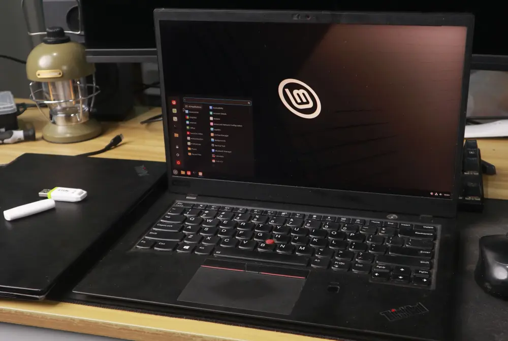 Επιφάνεια εργασίας Linux Mint σε φορητό υπολογιστή ThinkPad