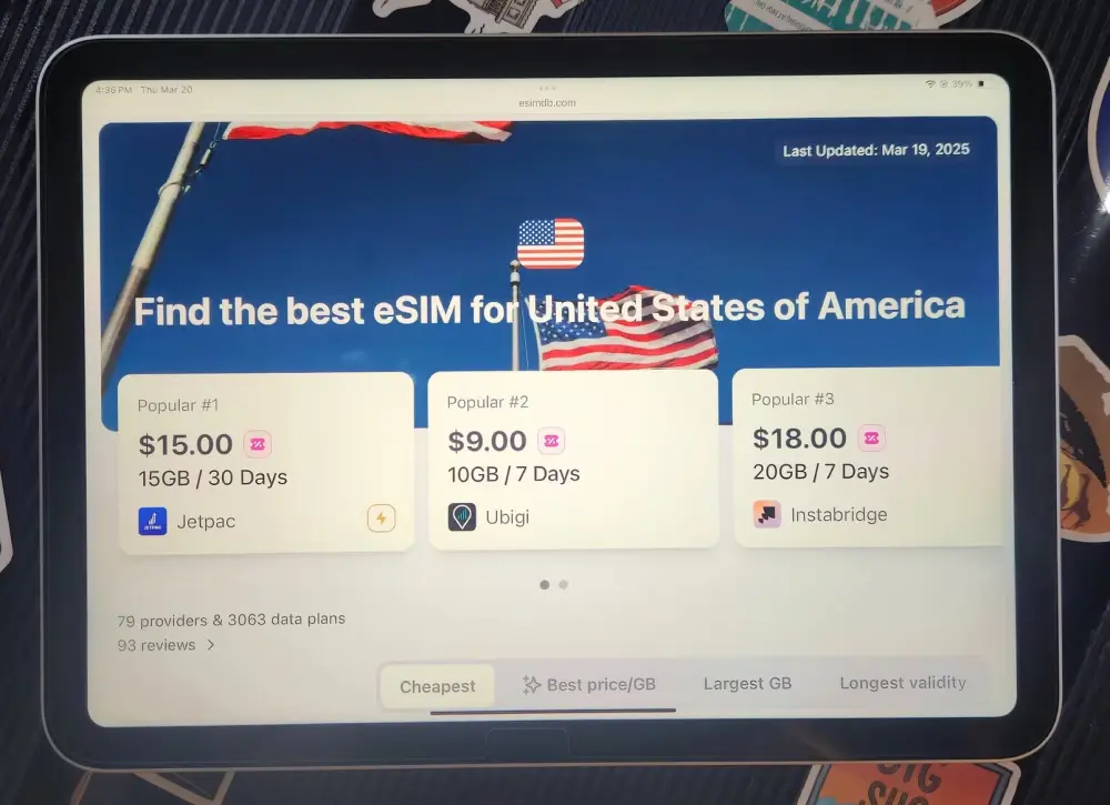 Ιστοσελίδα eSIM σε iPad με βαλίτσα